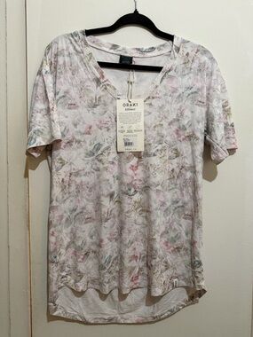 Soft Floral V-Neck Tee in Light Pastel